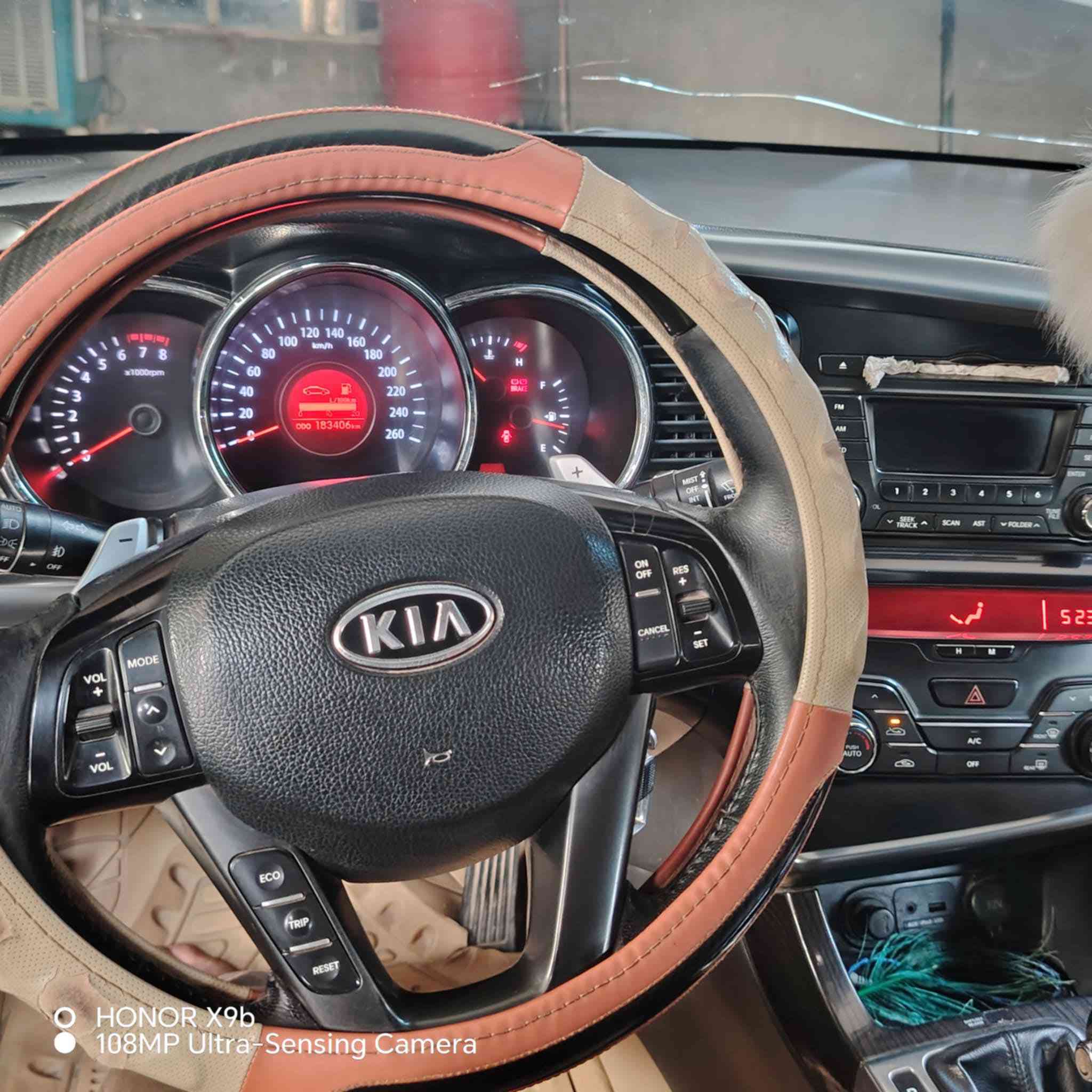 السلام عليكم اوبتيما كفالة عامة للبيع موديل 2011 رقم بغداد مداور ثاني يوم
مواصفات 

اشاير بالمري 

محرك 2000

قطعتين تبريد 

قماره بنوراما 

فتحة بالقماره 

كشن كهربائي

خزن ميموري 

حساسات خلفية 

السيارة فول وبعد بيه هواي مواصفات سيارة جاهزة واحلى من صور بهواي
الرقم ***********
العنوان بابل
