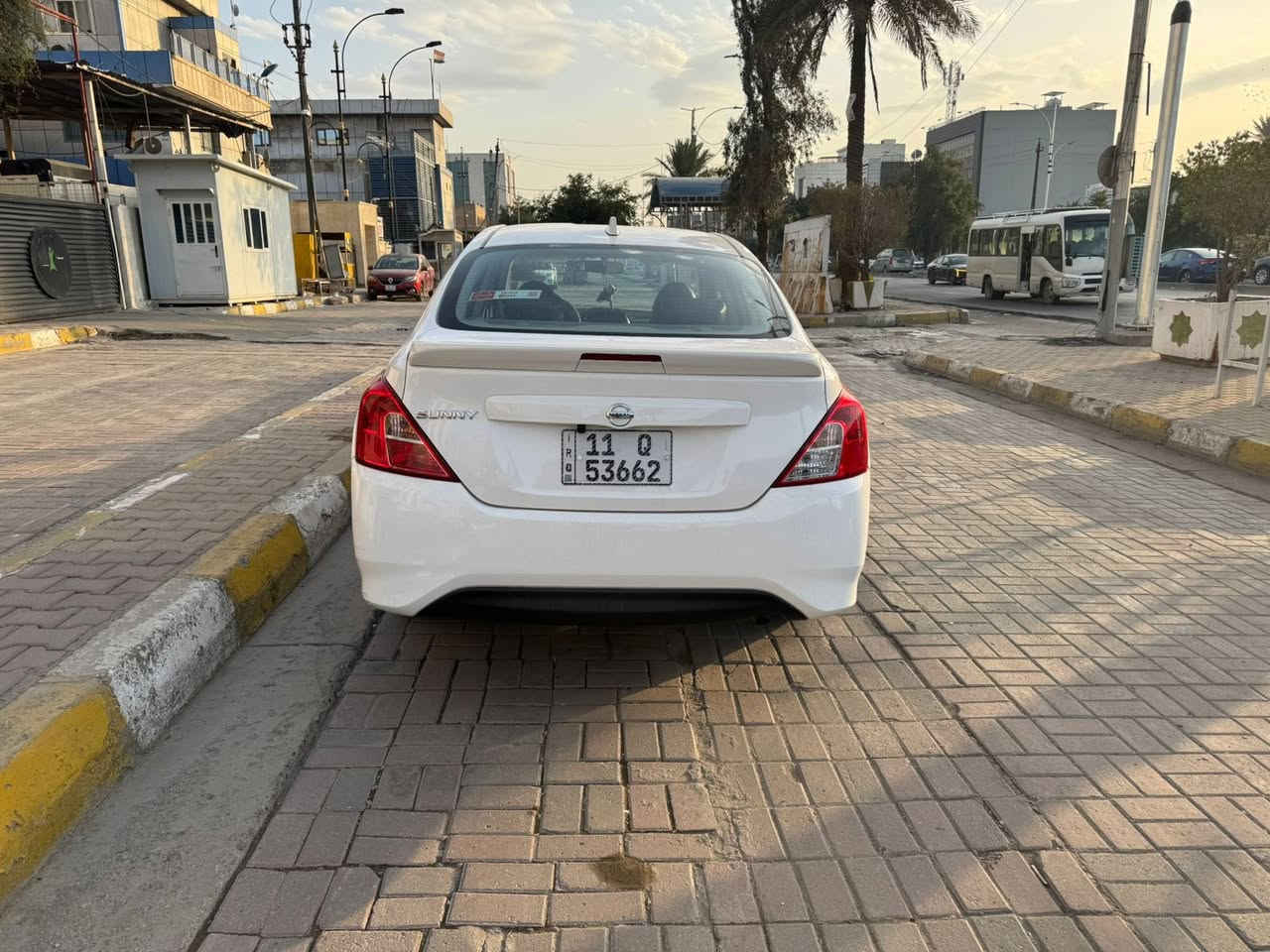 السلام عليكم نيسان سني بليته زركه موديل ٢٤ السياره جديده ماشيه ٢١   شاشه كبيره كامره دوشمه جديده رقم جديد بيه صبغ ب الباب مال السايق  قليل تحكم استيرن جام كهرباء سياره على وضع الشركه السعر ١١٩ رقم الهاتف *********** مكاني اسكان المنصور
