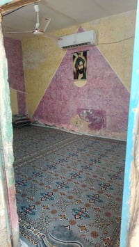 اخوان عندي بيت حواسم مساحه 180 متر بيه غرفه زغيره وغرفه جبيره وصاله وم...