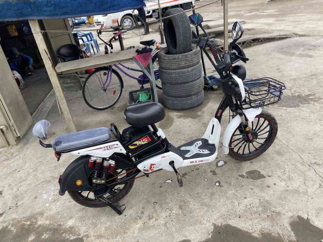 السلام عليكم دراجه شحن جديده كلشي شغال ما بيها نقص برغي اربع سرع تايرات جدد بطاريات جدد موديل ٢٠٢٥السعر ٣٢٥وبيها مجال للطيبين مكاني زعفرانيه شارع المعهد ***********
