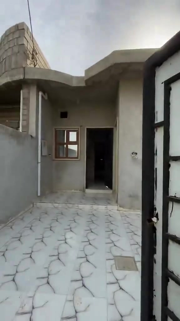 مجمع طيبه قريب على السايدين
المساحه ١٣٠ متر البيت يحتاج جص كهرباء مرحله ثانية غرفه وهول مطبخ استقبال حمامات كامله سراميك السعر ٣٨ للاستفسار ***********
متوفر واتساب
