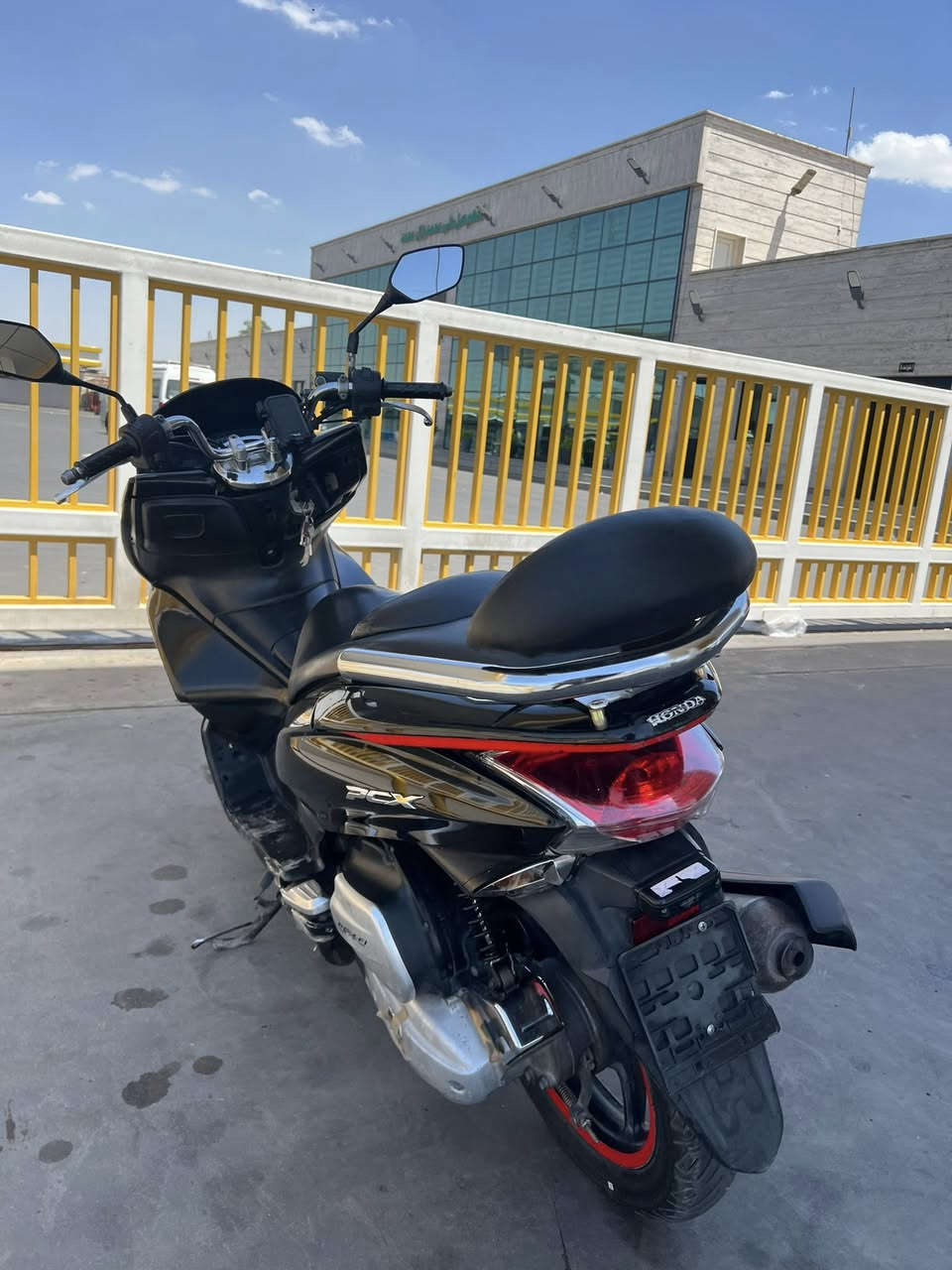 السلام عليكم PCX جيل الاول ياباني كهربائيات كلهة شغاله اشاير لايت سكن عدسات سستم صوت ممشه قليل اوراق كامله تايرات جدد بنزات جدد كفرات دراجه كلهة بلاديه ما ملعوب بيهة محرك ناعم لا صوت ولا شي جديد دراجه مال بيت نقص فقط ستان التعليك . سعر 975 وبهية مجال. مكاني بغداد الشعب  .***********
