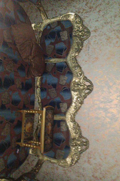 مجموعة قنفات كلاسيكية فخمة بتصميم ذهبي مميز وتنجيد مزخرف بألوان دافئة. تضيف لمسة راقية لديكور المنزل. مثالية لغرف الاستقبال أو الصالونات.

