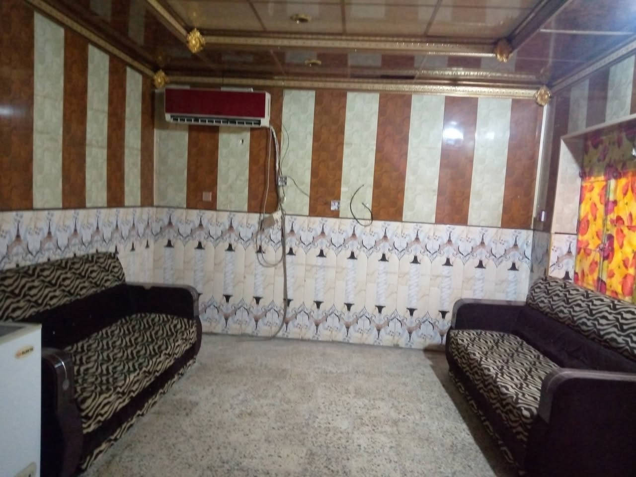 للبيع نص بيت طابو صرف مساحه 165 متر واجهه 8وربع نزال 20 غرفه منام عدد 3 + الطابق الثاني معزول درج وحده هم 3 غرف 
مسلح بناء قديم يصلح للسكن البيت فارغ حاليا عنوان جمعيات اسكان الموانئ قرب شارع الميثاق قرب مدرسه المشاعل 
للاستفسار الاتصال على الرقم ***********
السعر 170 مليون وقابل للتفاوض
