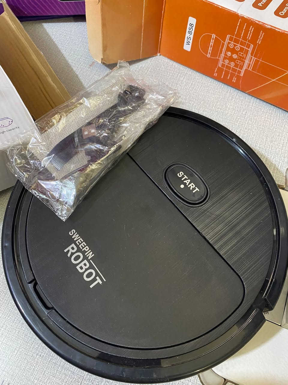اكتب السعر اليناسبك وبلعافية 

هذه المكنسة الروبوتية "Sweepin Robot" الذكية مصممة للتنظيف والكنس والمسح، وهي مناسبة للأسطح الملساء مثل البلاط والرخام والسيراميك.تتميز الجهاز بتصميم نحيف وقدرة على تجنب العوائق أثناء التنظيف التلقائي للمنزل.عادة ما تعمل هذه المكانس ببطارية داخلية قابلة للشحن عبر USB، وتتراوح مدة تشغيلها بشكل مستمر بين 20 إلى 60 دقيقة تقريبًا.


**إذا كنت صاحب هذا الإعلان وتريد حذفه لأي سبب، رجاءا أرسل رسالة إلى الدعم الفني**