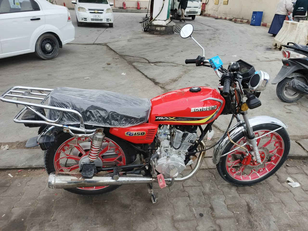 سلام عليكم سيفان البيع السعر 750  رقم الهاتف ***********شاصي 18 وغراض 24 وراق اصولي مداور من العارضي بسمي وبيه خيط بخار كلش بسيط  العنوان النجف حي نداء عامود 22
