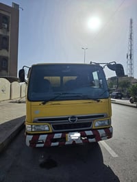 اقرأ التفاصيل قبل كلشي 🤝 🚛 للبيع: سيارة كنس شوارع هينو (HINO) موديل 20...