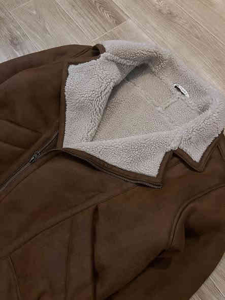 قمصله فنتج شامو جلد  القمصله ثقيله وزنها تقريباً 4 كيلوات الى 5 وكاله Zara تصنيع USA مبطن فرو طبيعي قياسها 2XL-3XL
سعرها 80 فقط متوفر توصيل 
تواصل فقط ***********
