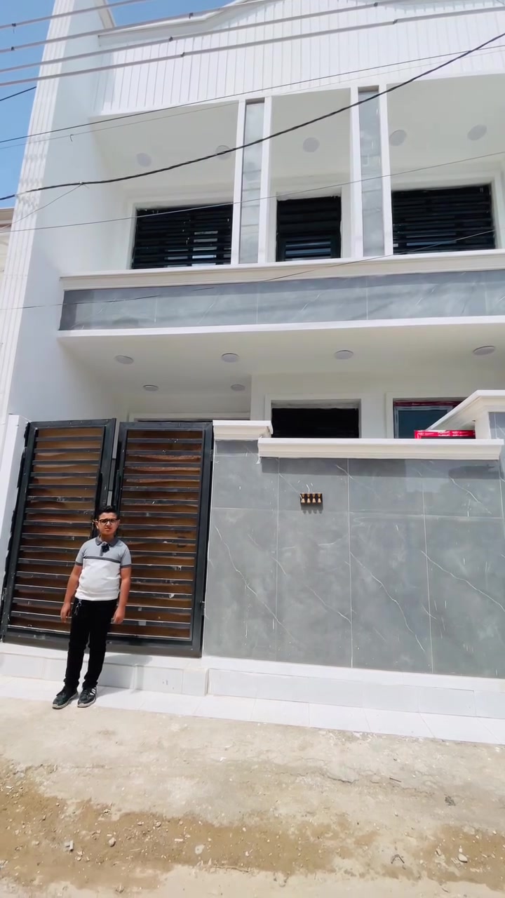 🔴 مكتب ثامر للعقار 🔴 
🎷 إعلان رقم 16 

🏡 بيت العمر للبيع - تصميم راقي وموقع مميز 🏡
إعلان رقم: 16
لعشاق الفخامة والترتيب، بيت جاهز للسكن (طابق ونص) بشغل ديكورات درجة أولى، يتميز بتصميم مستغل بدقة وموقع هادئ.
📌 تفاصيل العقار:
 المساحة: 100 متر مربع.
 الأبعاد: الواجهة 6.25 متر | النزال 16 متر.
 التصميم الداخلي: يحتوي على 3 غرف نوم واسعة ومريحة.
 الخدمات الصحية: 3 مجاميع صحية متكاملة.
 المداخل: يحتوي البيت على مدخلين منفصلين (لخصوصية ومرونة أعلى).
 التشطيب: شغل ديكورات حديثة وعصرية (درجة أولى).
📍 العنوان:
بغداد - الدورة - البوعيثة - مجمع العدل الثاني.
📞 للاستفسار والتواصل:
يرجى الاتصال أو المراسلة عبر الواتساب على الأرقام التالية:
 آسيا سيل: *********** (واتساب)
 زين العراق: *********** (واتساب)
