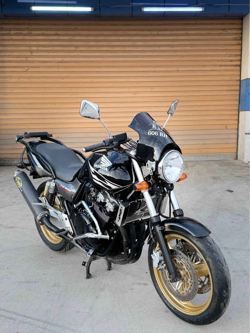 cb400 مۆدێل 2005
مەکینە کەپس
دوو تایەی سفری لەبنە 
کامل کەمالیاتی بۆ کراوە 
یەک دینار مەسرەفی نیە گێچی ئەلیکترۆنی بۆ بەستراوە 
بەس سالنسەکەی ١٥٠ هەزاری پێدراوە کامل کارڤۆن ڤایبەره ئەسلیە  وەها لە مانتۆرەکە بێمنەتم یانی هەزار هەزار ماشەلای لێبێت لە ڤیدۆ چەند جوانە لە رو بەرو دە هێندە جوان نەبوو هەر برایەک هات حەقی رێگاشی دەدەمەوە گەر بە دڵی نەبوو یانی بەس ماشەلای دەوێت درعی بەربونەوەشی بۆ بەستراوە مانتۆرەکە کەوتنیشی نیە یەک ٢٥٠ مەسرەفی هەبوو  گلەیی بکە پارەیەکی تەواو زۆرم لێداوە ئێساش کارم بە پارەیە هەر کەسێکیش حەزی لێبو بۆ نرخەکەی با پەیوەندیم پێوە بکات لە هەولێریشم نزیک جادەی ١٥٠ ژمارە تەلەفۆنەکەشم ***********
*********** أربيل, العراق
