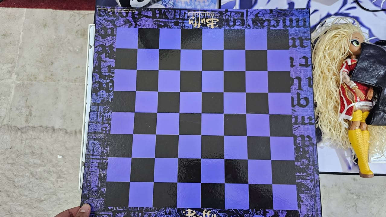 لعبة الشطرنج الخاصة بمسلسل "بافي قاتلة مصاصي الدماء" (Buffy the Vampire Slayer Chess Set) الصادرة عن شركة "تريدمارك تويز" (Trademark Toys).تتضمن اللعبة قطع شطرنج مصممة على هيئة شخصيات المسلسل.تم إصدار هذا المنتج التذكاري في عام 2000.


**إذا كنت صاحب هذا الإعلان وتريد حذفه لأي سبب، رجاءا أرسل رسالة إلى الدعم الفني**