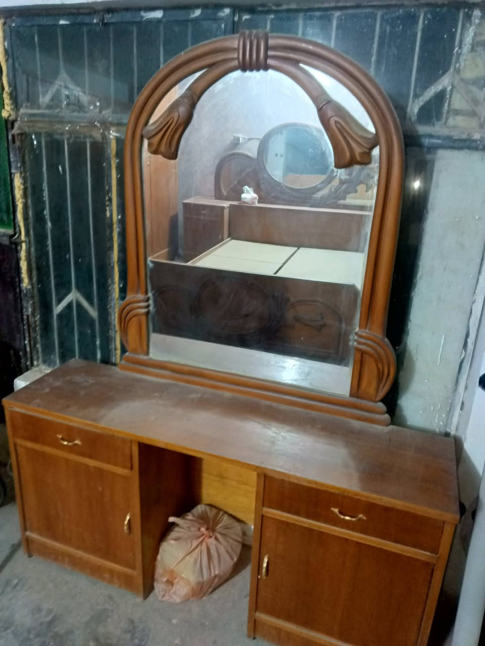 السلام عليكم ورحمة الله وبركاته غرفه اخت الجديده ست بيبان ما مستعمله بس متروكه ومابيها اي ضرر وكبالك الغرفة موضحه بالصور وكلش نضيفه 350الف مكاني بغداد الحريه الدور 
رقم *********** وبي واتساب 
ومازنجر موجود
