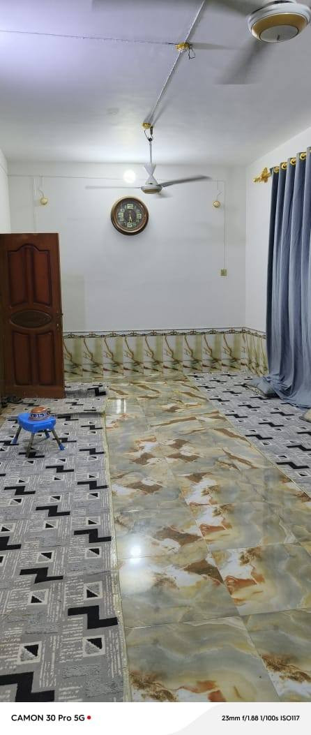 بيت  زراعي للبيع 500 متر بناء 200 وبستان 300  متر يحتوي على 15 نخله يحتوي على 3 غرفة نوم ديوانيه صاله كبيره هول مطبخ حمامات داخلي وخارجي صطح شتايكر البيت عكاده  البناء طابوق فقط العنوان خلف مستشفى التركي قرب مدرسة إبراهيم الخليل،، خدمات متوفره السعر 125 مليون للاستفسار *********** او *********** مكتب الكنز للعقار شارع السايدين للمستشفئ التركي
