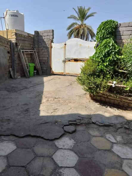 ببت للبيع مساحه ا400ركن محلات ثنين وياه عل شارع يبعد 100متر عن مفرك سديناويه بناء قديم بلوك  السعر 65وبي مجال بصيط التصال عل ***********
