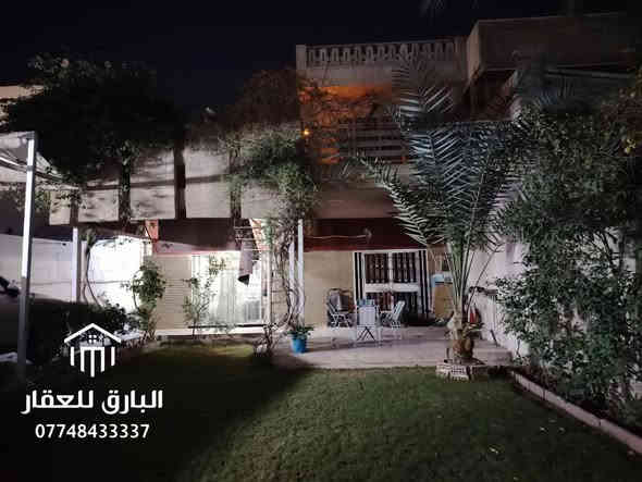 🔱 دار للبيع في منطقة الكرادة 🔱

الموقع 📍 : الكرادة - شارع المسبح 

⭕ المساحة : 381 م

⭕ الواجهة : 11 م

⭕ سنة البناء : 1980

⭕ المشيدات : 3 طوابق

🏡 التقسيم الداخلي :

🔺 الطابق الأول : استقبال - مطبخ - حمام
 - 3 غرف نوم - 

🔺 الطابق الثاني : غرفة نوم كبيرة مع حمام سويت +صاله+مطبخ +درج خارجي + مكان لجلسه صغيرة

🔥 مميزات إضافية : 

🔺حمام خارجي للظيوف
🔺كراج كبير يتسع لسيارتين 
🔺حديقة امامية
🔺حديقة خلفية
🔺 عرض الشارع 12م

⭕ السعر : عند الإتصال او حضورياً 📞

⭕ للإستفسار : ( الواتساب متاح ) 📱

*********** 

⚠️” تحذير : هذا العرض قد يختفي قبل أن تقرر !“

🟢 نستقبل عروض البيع ، الشراء ، الإستبدال ، إدارة الأملاك ، و الإيجارات بأنواعها ( سكني ، تجاري ، خدمي ) 🟢

عنوان المكتب📍: بغداد - الكرادة داخل - قرب مطعم الصبايا - فرع مدرسة لبنان ( موقعنا مثبّت على Waze , Google maps ) 

#البارق_للعقار
بغداد بغداد
