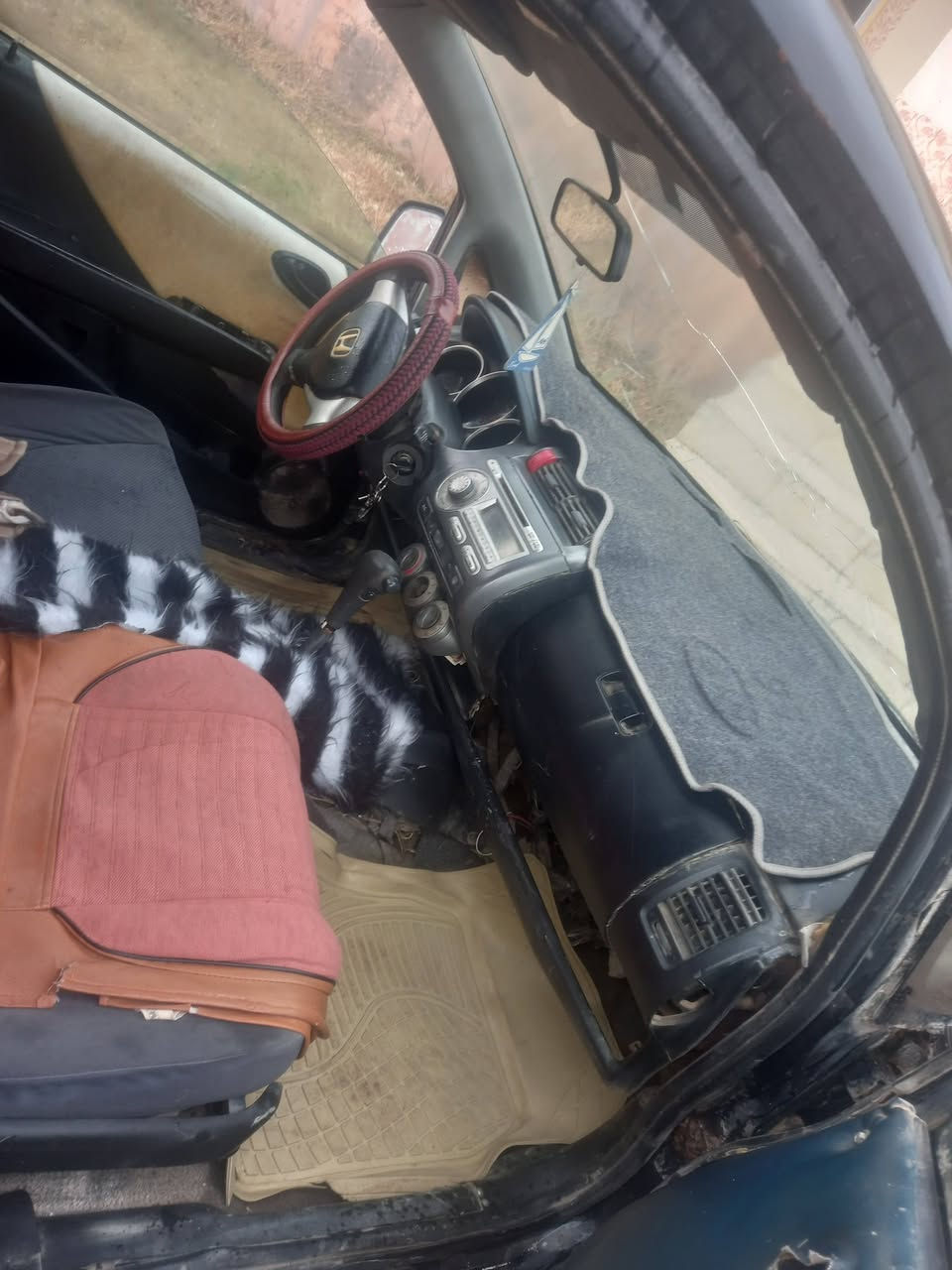 مكلف بنشر هوندا منفيس موديل ٢٠٠٨ السعر ٢٥ ورقة وبيها مجال ومراوس هم يرهم ***********م
