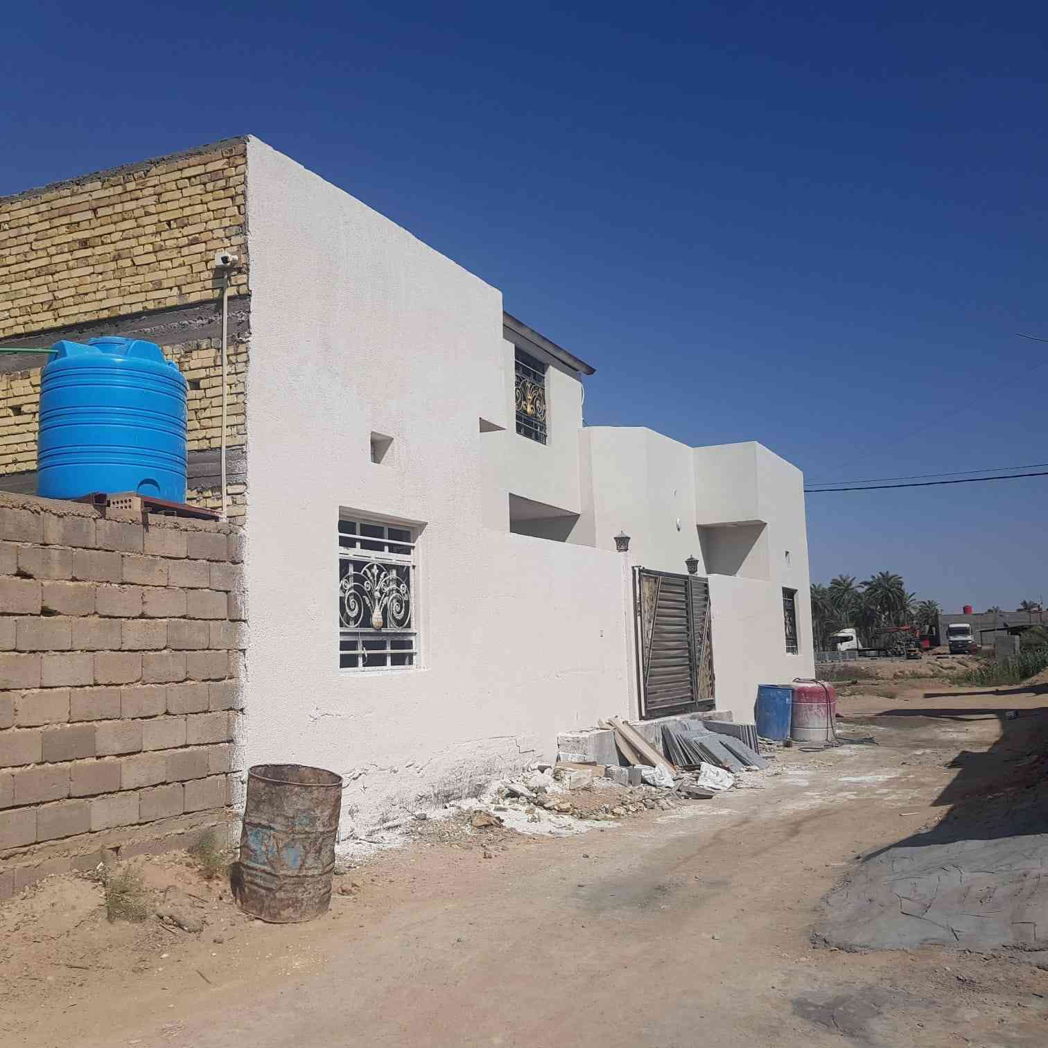 السلام عليكم
#للبيع دار سكن ركن طابق واحد بناء درجة اولى طابوق وسقف كونكريت مساحة البناء 250 متر مربع مقسم الى شقتين تحتوي الشقة الواحدة على غرفة نوم واستقبال وهول مفتوح على المطبخ وصحيات 
كراج وغرفة بقياس 3 متر مربع مشترك بين الشقتين، سنة البناء 2022
العنوان: الجزيرة . الحوطة
للتواصل مع مالك الدار، : ***********
