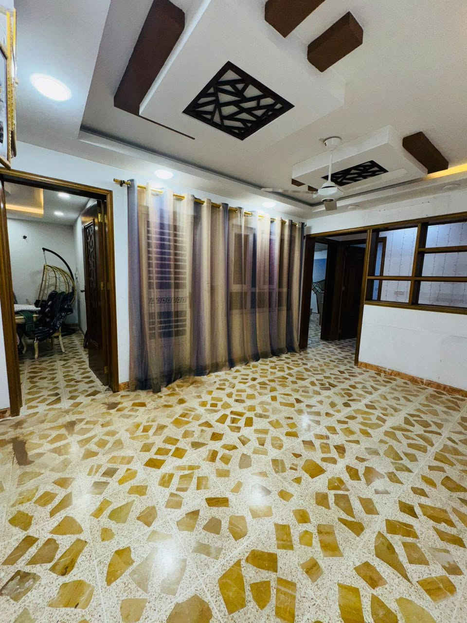 لدينا دار للبيع في مزارع الحدباء خلف جامع التواب الرحيم زراعي بستان ملك صرف مساحه ٣٣٠ واجهة ١٢ ونص شمال طابق ونصف الطابق الاؤل غرفتين نوم هول وستقبال مطبخ صحيات كراج الطابق الثاني غرفة نوم وبيتونة وصحيات بناء ٢٠٢٠ وكذلك لدينا أرض للبيع مساحه ١٥٠م واجهة ٧ونص قبله خلف الشقق قبل القنصلية التركية صنف الارض بستان ملك صرف السعر والتفاصيل على الأرقام ***********
***********
ابو سيف 
ابو شهاب ***********
***********
أو مراجعة المكتب حي الحدباء نهاية سايدين المضخة مقابل مجمع شقق الحدباء مكتب ابو شهاب للعقار وقت الاتصال من الساعه العاشره صباحا إلى العاشره مسآء وشكرا
