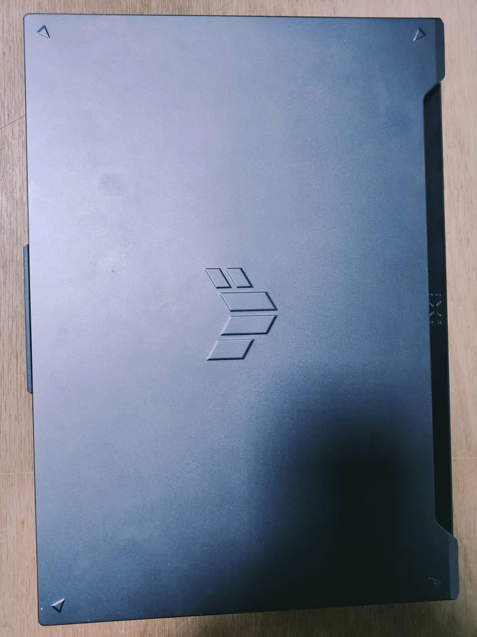 السلام عليكم
لابتوب گيمنگ للبيع
asus tuf gaming f16
مستعمل شي قليل
السعر مليون قفل قفل
المواصفات الرئيسية : 
** المعالج : 210 5 Intel Core (ثمانية أنوية، 12 خيطا، يصل تردده إلى 4.8 جيجاهرتز).
** الرسوميات : 4050 NVIDIA GeForce RTX مع ذاكرة GDDR6 بسعة 6 جيجابايت.
** الذاكرة : ** 16 جيجابايت 5600-DDR5، قابلة للتوسعة حتى 64 جيجابايت.
** التخزين: 512 جيجابايت PCIe 4.0 NVMe .M.2 SSD

** الشاشة : ** شاشة مقاس 16 بوصة بدقة FHD 144 مع معدل تحديث ،IPS 1920) من نوع x 1200( هرتز
** أهم الميزات:**

** أداء رسومي عالي : ** تضمن بطاقة 4050 RTX عرضا سلسًا وتدعم ميزات الألعاب المتقدمة.

- ** معدل تحديث سريع *** توفر الشاشة بمعدل تحدیث 144 هرتز حركة سلسة لتعزيز تجربة اللعب.
** ذاكرة قابلة للتوسعة : ** تتيح فتحات SO-DIMM المزدوجة ترقية الذاكرة حتى 64 جيجابايت.
تبرید متقدم ** مصمم بحلول تبريد فعّالة للحفاظ على الأداء الأمثل خلال جلسات اللعب الطويلة.
** هيكل متين: ** يلبي معايير MIL-STD-810H للمتانة والموثوقية.


**إذا كنت صاحب هذا الإعلان وتريد حذفه لأي سبب، رجاءا أرسل رسالة إلى الدعم الفني**