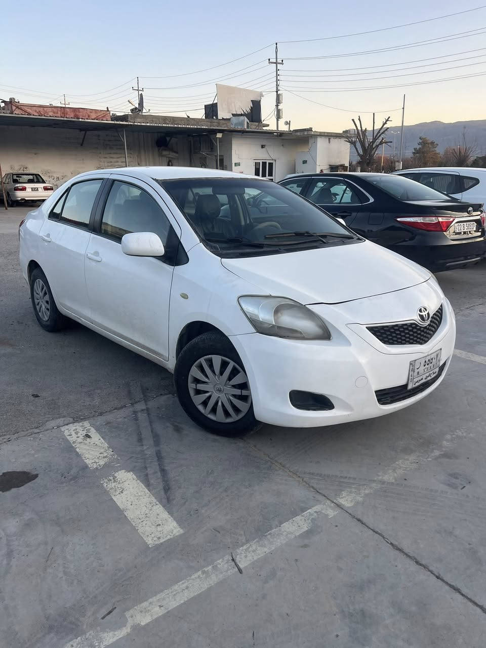 تويتا يارس
براوه 
٢٠٠٩ 
گير تؤماتيك
ته بريد سارد وگه رم
سه رف و دوكه ل و بوخاري نيه 
چوار تايه ي لؤك
چركه ي تيدانيه 
مالي فه قيره 
به نزين هه رناخوات 
زؤر به هه لمه ت و به كيشه 
ليدراوي نيه 
شوين قلادزي 
***********
