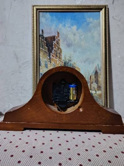 ساعة رف خشبية (Mantel Clock) من إنتاج شركة سيكو (Seiko) الشهيرة، وتحديداً الموديل الكلاسيكي Seiko QXJ013B المصنوع من خشب البلوط. [1]
المواصفات والميزات الرئيسية:

التصميم والنوع: تأتي بهيكل خشبي تقليدي منحني (طراز نابليون) باللون البني الدافئ مع إطار داخلي ذهبي وعقارب سوداء مزخرفة. [1, 2]

أرقام الميناء: أرقام رومانية سوداء واضحة على خلفية بيضاء. [1, 2]

نظام الرنين: تحتوي على نظام رنين مزدوج يتيح لك الاختيار بين نغمات Westminster أو Whittington، مع رنين كل ربع ساعة. [1, 2]

التحكم بالصوت والهدوء: مزودة بميزة المخفف التلقائي للرنين ليلاً (من الساعة 11:00 مساءً وحتى 5:45 صباحاً) بالإضافة إلى مفتاح للتحكم في مستوى الصوت. [1]

أبعاد الساعة الأصلية: الارتفاع حوالي 20.1 سم، العرض 40 سم، والعمق 7.4 سم. [1]

ساعة رف خشبية (Mantel Clock) من إنتاج شركة سيكو (Seiko) الشهيرة، وتحديداً الموديل الكلاسيكي Seiko QXJ013B المصنوع من خشب البلوط. 
السعر 70


**إذا كنت صاحب هذا الإعلان وتريد حذفه لأي سبب، رجاءا أرسل رسالة إلى الدعم الفني**
