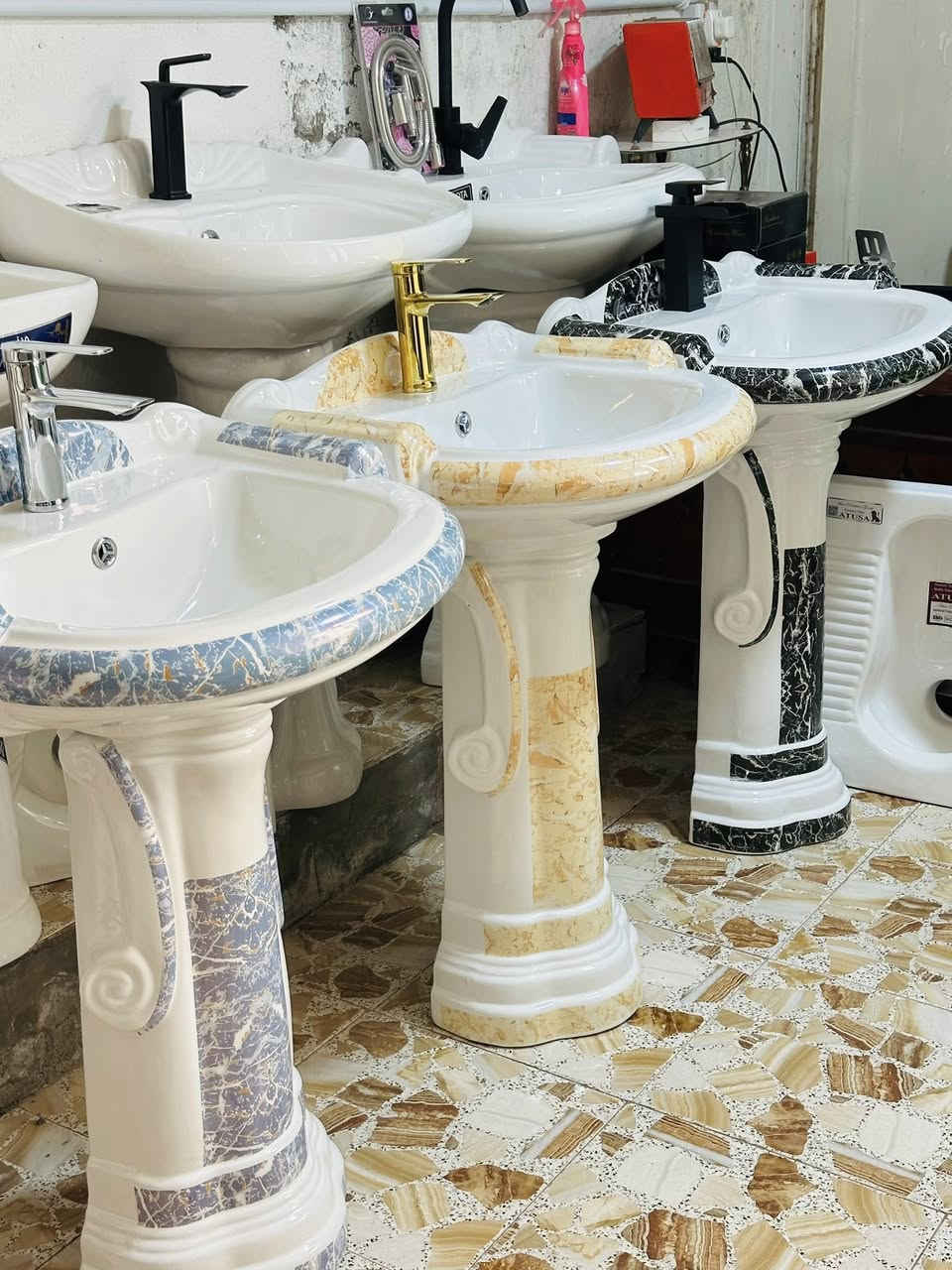 إلى وكلاىنا في العراق وصول لدينا مغاسل ماركة ملون قياس 75cm اسعار مناسبه ***********
