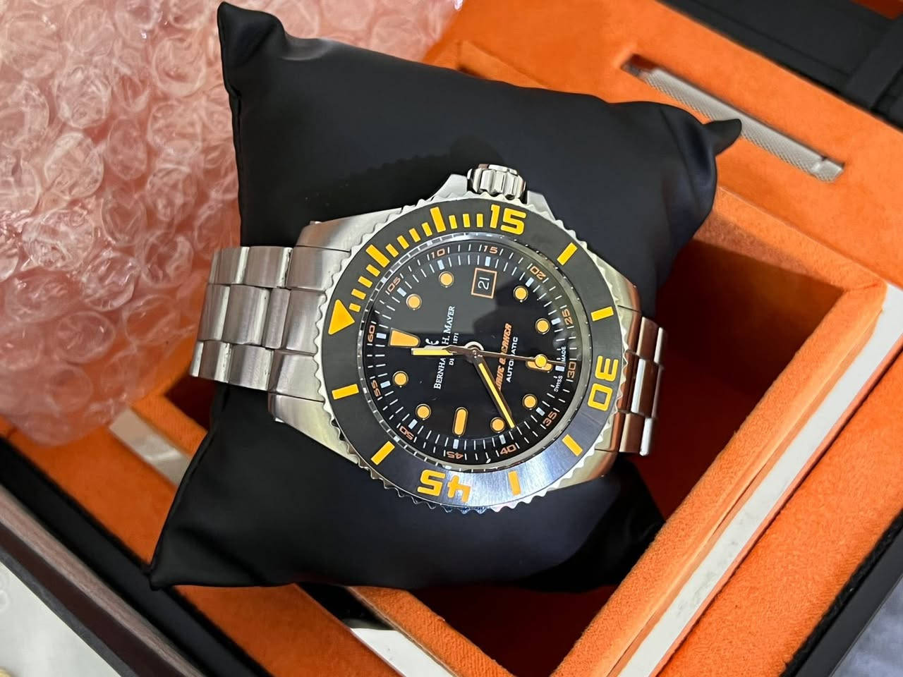 بيرنارد اج ماير سويسري اوتو (كاسر الامواج)لمتد اديشن إصدار محدود مستخدم كالجديد كامل مرفقات الساعه غنيه عن التعريف اخوان الساعه نازله مزاد اعلى سعر ابيع اليحب يتصل ***********
