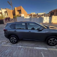 نيسان روج • ماشية ٤٠٠٠٠ • ربع جهة السايق