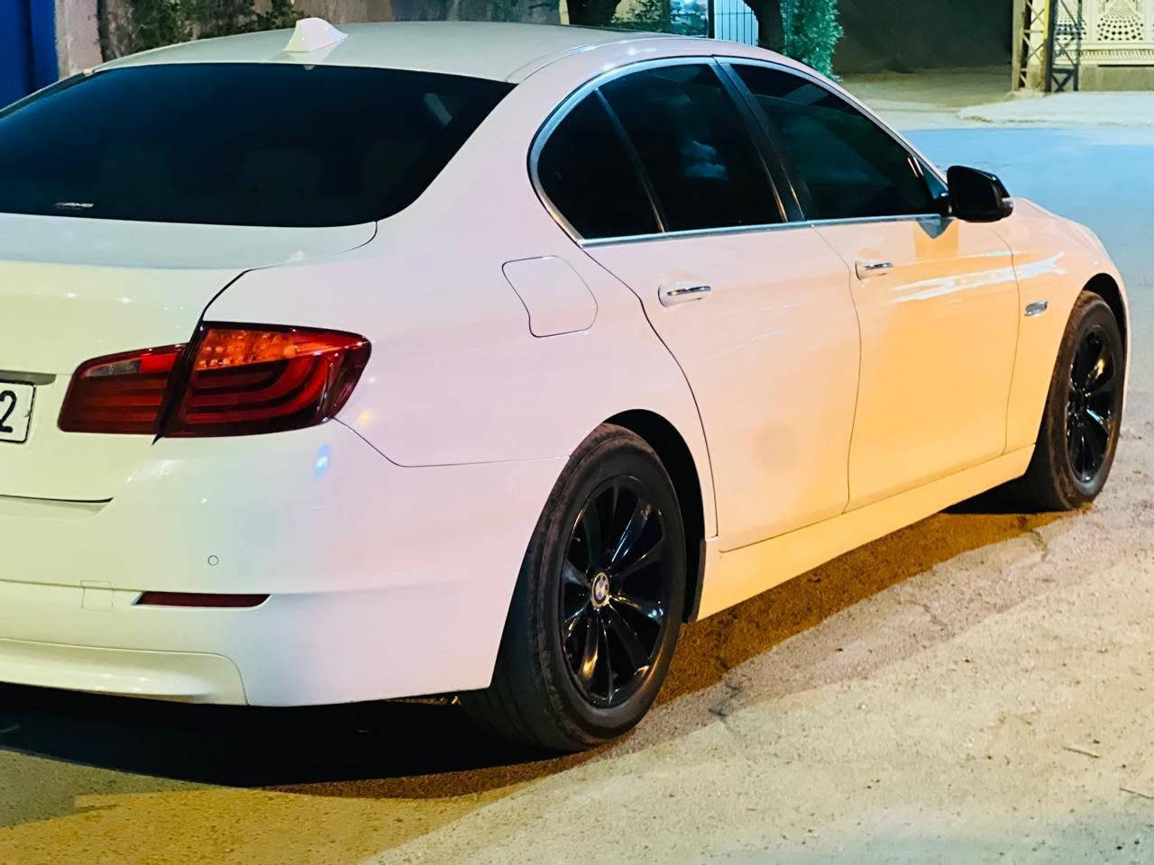 السلام عليكم
BMW 528i توين تيربو

السيارة فول مواصفات على اخر حباية وجديدة مال جناي

    BMW 528i
* السنة: 2014
* الفئة: الفيس لفت (LCI)
* الابواب: 4 أبواب شفط 
* 4: ابواب بصمات
* الدفع: خلفي (RWD)

المحرك

* الكود: N20
* السعة: 2.0 لتر
* 4 سلندر توين تيربو TwinPower Turbo
* حقن مباشر
* نظام Valvetronic وDouble VANOS
* القوة: 241–245 حصان (حسب السوق)
* العزم: 350 نيوتن.متر
* تيربو Twin-Scroll
* نظام Start/Stop.  

ناقل الحركة

* أوتوماتيك 8 سرعات ZF Steptronic
* تبديل يدوي (+/-)
* أوضاع القيادة:
    * ECO PRO
    * Comfort
    * Sport
    * Sport+ (حسب التجهيز).  

* سعة خزان الوقود: 70 لتر

* مصابيح LED أو زينون حسب الفئة
* LED نهارية (Angel Eyes)
* حساسات أمامية وخلفية
* كاميرا خلفية (اختياري)
* فتحة سقف كهربائية
* مرايا كهربائية مع طي
* إضاءة ترحيبية بالمقابض (حسب التجهيز)

* شاشة iDrive كبيرة
* نظام ملاحة GPS
* بلوتوث
* USB وAUX
* تحكم من المقود
* مثبت سرعة
* تشغيل بزر Start/Stop (بصمة)
* تكييف أوتوماتيك ثنائي المناطق
* مقاعد جلد كهربائية مع ذاكرة
* إضاءة داخلية Ambient Light

* ABS
* ESP
* Traction Control
* Hill Start Assist
* Brake Assist
* TPMS مراقبة ضغط الإطارات
* ISOFIX لمقاعد الأطفال

* تعليق مستقل أمامي وخلفي
* توجيه كهربائي
رقم بغداد مكان السيارة كذلك بغداد 

بيها ضربة خفيفة بالجامغ الخلفي وراجع نفسة ضرر بسيط جداً 

السعر: 170 بيها مجال بسيط 
 رقم الهاتف ‭ ***********
