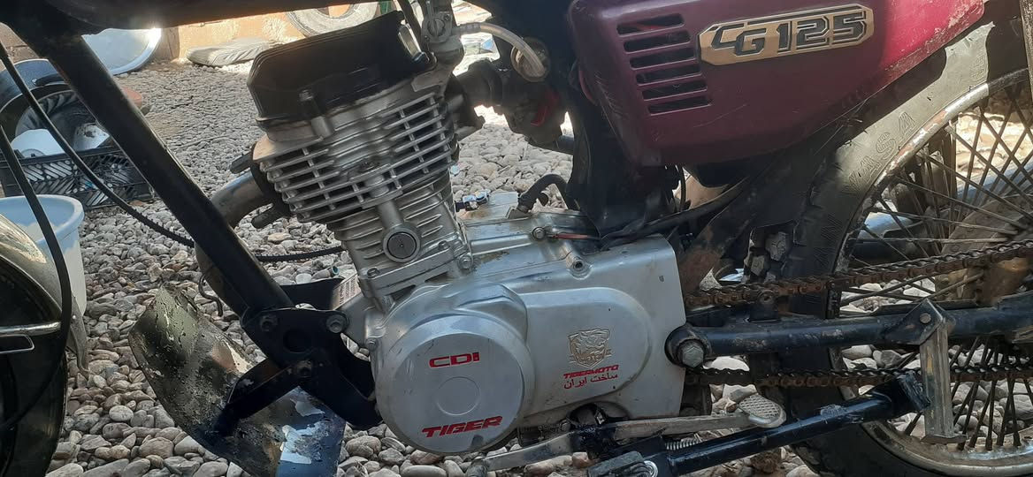 دراجه للبيع موديل ١٧ بس ايريد كهربايات ٤ كير سعر ١٨٠ اتصل ***********
