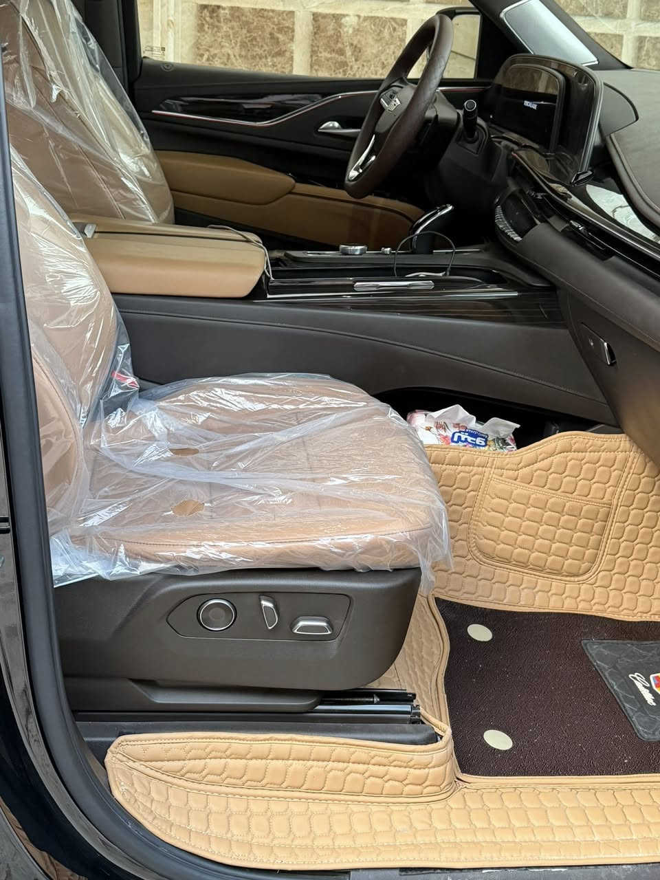 السلام عليكم
كاديلاك اسكاليد خليجي موديل 2023  كفالة

مغلفة ppf ضمان 10 سنين وحتى الشاشات الداخلية مغلفة ppf وعليها ارضيات داخلية تفصاال خاص 

اسبريسو فول مواصفات ماعدى المساج  
ماشيه ٤٠ الف 
 بلاك ادشن بلادي فول فول مواصفات
مكفولة كفالة عامه عدا بارد مقدار شبر
باسمي تحويل ثاني يوم 
المواصفات 
تشغيل عن بعد 
36 سماعة 
سقف شامو 
‏‎5 كاميرات
‏‎5 بصمات
فور ويل
كشن رجاج 
دوسات كهرباء 
داتا شو 
بانوراما 
لايت زنون عالي ناصي ٥ عدسات
‏‎4 شاشات بالدشبول والسقف والكشنات
تحكم بريك 
جنطه ذكيه جلاق
رادار تحديد مسار
رادار خلفي
رادار امامي 
رادار جانبي 
كشن تدفئة وتبريد سايق وراكب
كشنات امامية تدليك
كشنات خلفية تدفئة
مري شفط 
اشارة بداخل المراية
كشنات جلد 
كشنات خلفية منفصل VIP
علامة كاديلاك ضوئية بالدعامية الخلفية
الكشنات كهرباء 
ذاكرة ميموري ستيرن وكشن
قاصه 
ويل ٢٢ بلادي 
بااختصار السيارة فول للاخير 

مكفول كفاله عام سياره جديد بل باكيت 

سياره ب اسمي تحويل مباشر
سعر السيارة ( ٨٠٠) بيه مجال
غراضه مال شركه كامله 
مكان سيارة حله شارع ٦٠

***********
