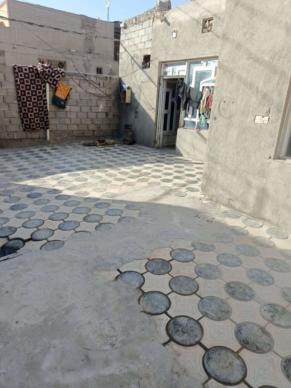 بيت للبيع كوفه
منطقة البراكية شارع المطار القديم قرب مدرسة الجنائن الأهلية .. 
البيت أساس صب كونكريت وسيراميك وكاشي يحتوي على استقبال وصالة وغرفتين نوم وصحيات ومطبخ حار وبارد وكراج كبير وبيتونه.. 
مساحة البيت الكلية 200 متر مربع . 
ويحتوي ايضاً على ثلاث محلات تجارية لان 
البيت صاير ع الشارع العام موقع تجاري .. 
مساحة البيت مع المحلات 260 متر مربع 
يباع كامل البيت والمحلات ..***********سعر ١٣٥وبي مجال بيت تجاري
