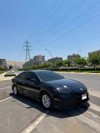 Toyoto camry 2025 HEV. هايبريد. مواسه فات LE به سمه شاشه وايرليس چارج ...