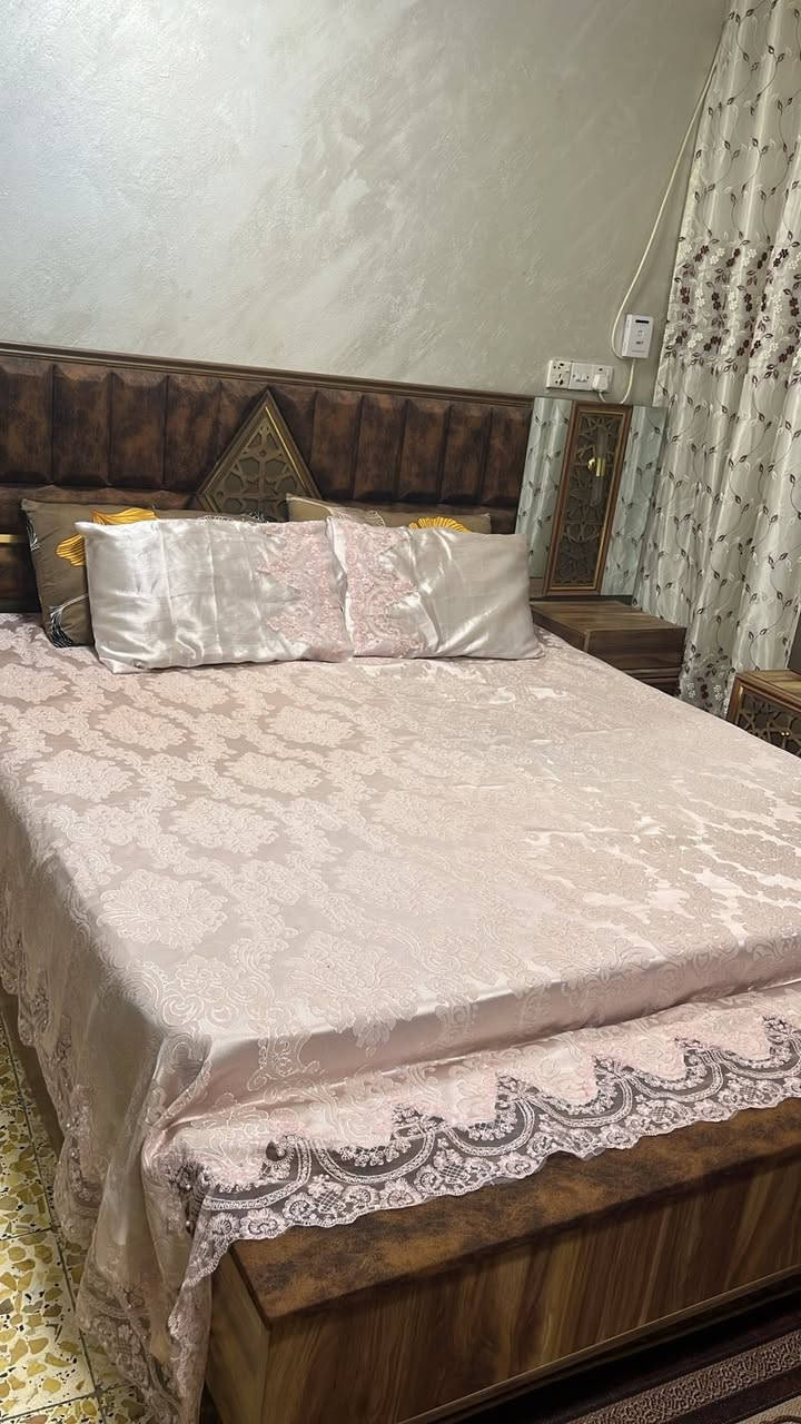 للبيع بسبب المساحه 8 قطع سرير خزان اخذتهه ب 1650 ابيعهه ب 800 وبيهه مجال بسيط حك الجيه *********** العنوان بغداد
