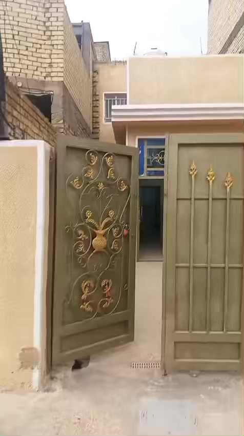 بيت للبيع 100متر  
طابو ملك صرف  طابقين طابق الثاني ما كامل نقص سقف لاول جاهز  سيراميك صبغ شرط تحويل ثاني يوم  كافه خدمات منطقه متكامله عل اخر حبايه بغداد حي البتول قطاع 10 قرب جسر المشاء   تصال فقط ***********غير متواجد عل فيس او واتساب. السعر120 بي مجال
