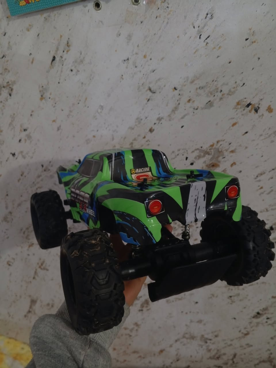 سيارة كبيرة 4x4 بطارية ليثيوم للبيع فقط ب40الف التواصل خاص او ***********
