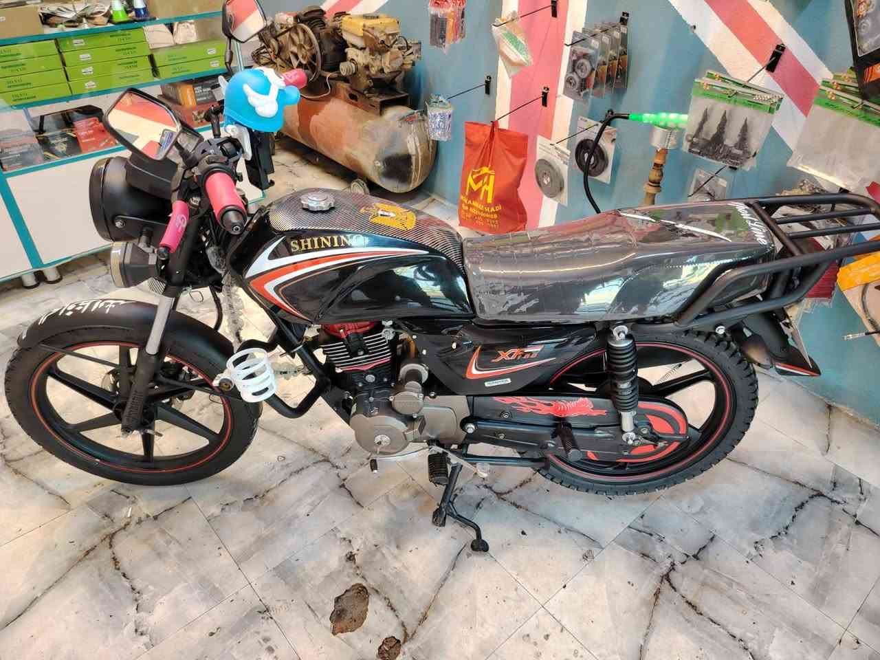 يالله
دراجه شايننك مسجل كامل سنويه تحويل مباشر بعده حيل جديد اي نقص مابي 
***********
المكان رمادي التاميم
