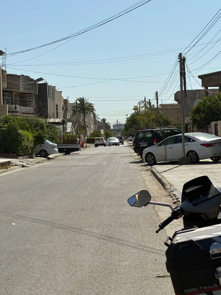 بيت سكني للبيع  مساحة 140 متر واقع حال 152 متر واجهة 7 متر نزال 20 متر قرب شارع العام شارع نافذ عرض الشارع 15 متر  في مربع الذهبي او المستوصف بناء 1973  و ترميم سنة 2006  سند بأسم صاحب العقار جنس الارض طابو ملك صرف مساحة الأرض  300 متر فقط اسمين بيهة
عنوان الدار بغداد حي العامل قرب شارع المطار
السعر 315,000,000   مليون و قابل للتفاوض
رقم الهاتف ***********
