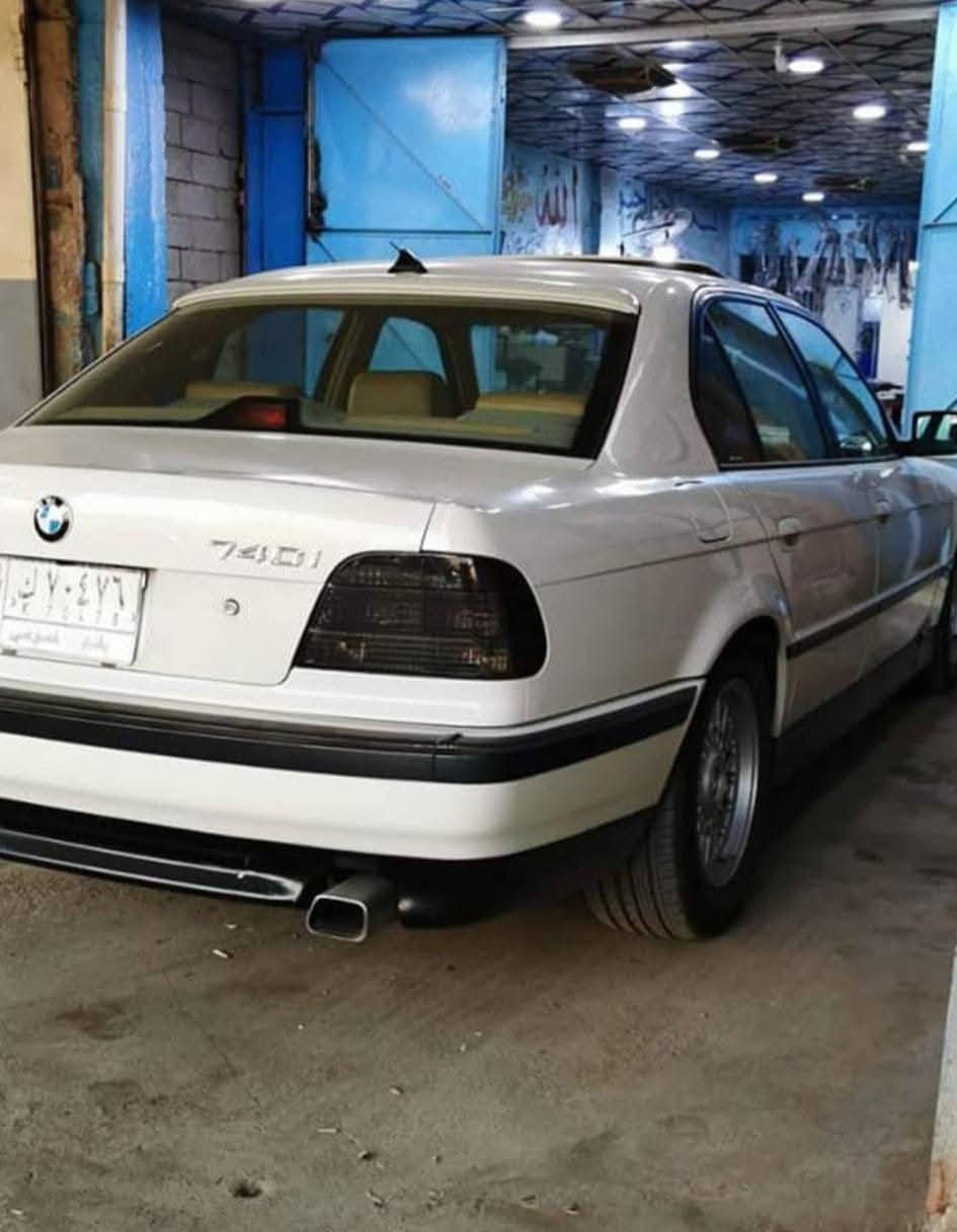 #بي ام دبليو 
كاسحة اصل  740
سنوية باسمي 
شرط التحويل 
مواصفات فتحة 
مري قلاب تعتيم هيترات 
صندوك شفط  
لايت زنون 
تبريد شغال 
باتري جديد 
صدر جديد امامي خلفي 
جاهزه السيارة 
#السعر 55 وبيها مجال بسيط
#العنوان بغداد الشعب ***********
