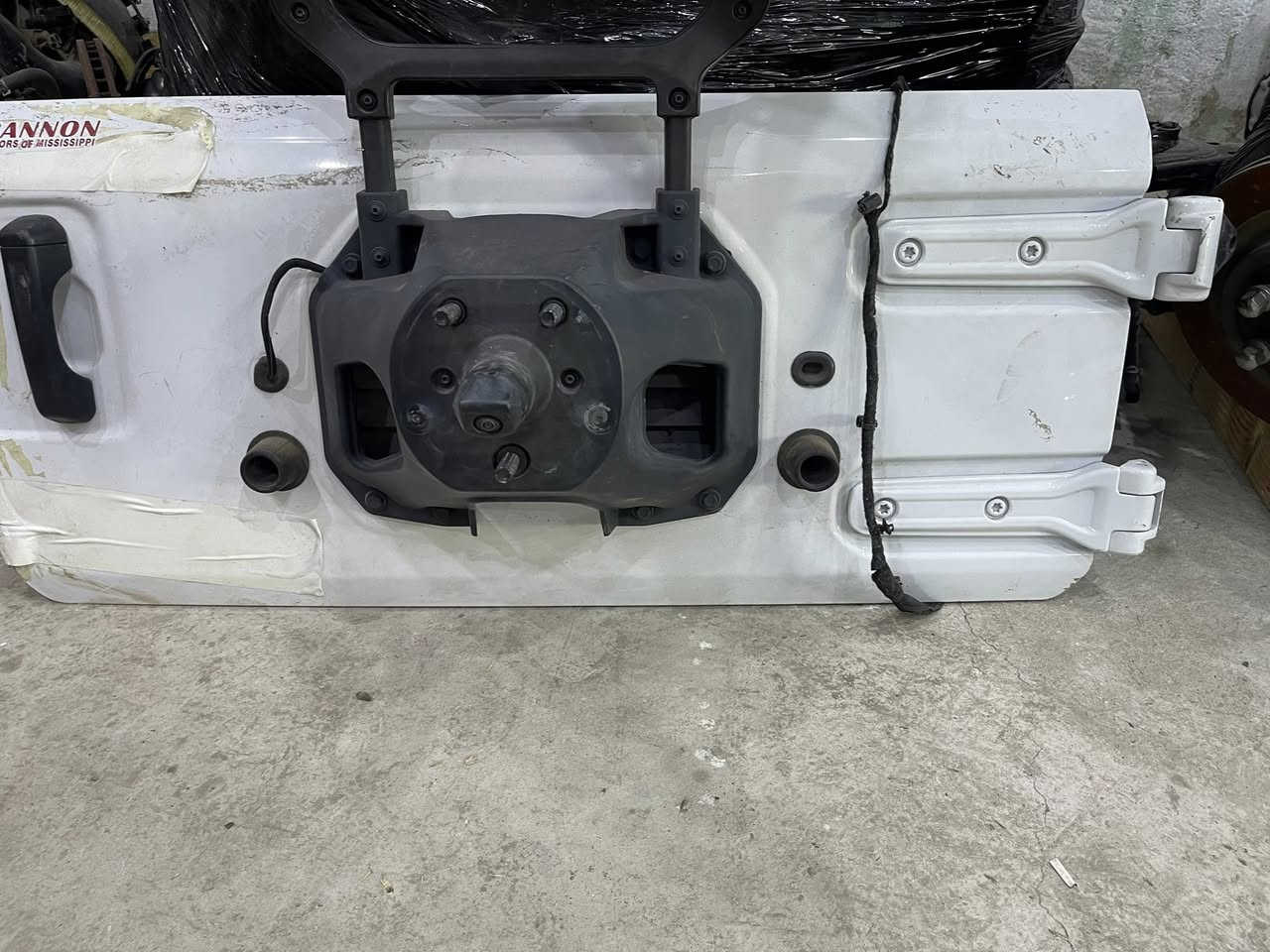 محرك وكير جيب رانگلر طبكه كامله موديل 22 
وثلاث قطع اصليه جاملق وباب وباب خلفي وثلاث ويلات 
***********
