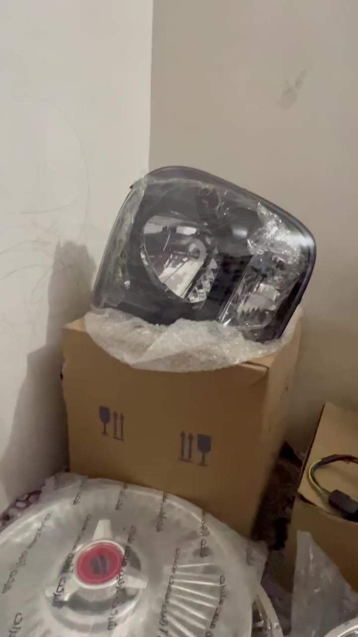 السلام عليكم شباب
هذني غراض اشتريتهن لسيارتي وتالي بعتها وماشديتهن 
قيم واخذهن  
مازدات 2007 الى 2019
بك لايت 
كبات عاديه
بروجكترات


**إذا كنت صاحب هذا الإعلان وتريد حذفه لأي سبب، رجاءا أرسل رسالة إلى الدعم الفني**