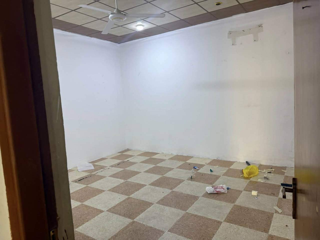 بيت لاجار ارضي مساحه ٢٥٠م
يحتوي ع اسقبال و٣غرف منام وصاله ومطبخ وصحيات 
وكراج جاهز لسكن ***********
كافه خدمات ماء وكهرباء مقرنص
 المطيحه سنيديه قرب شارع العام
