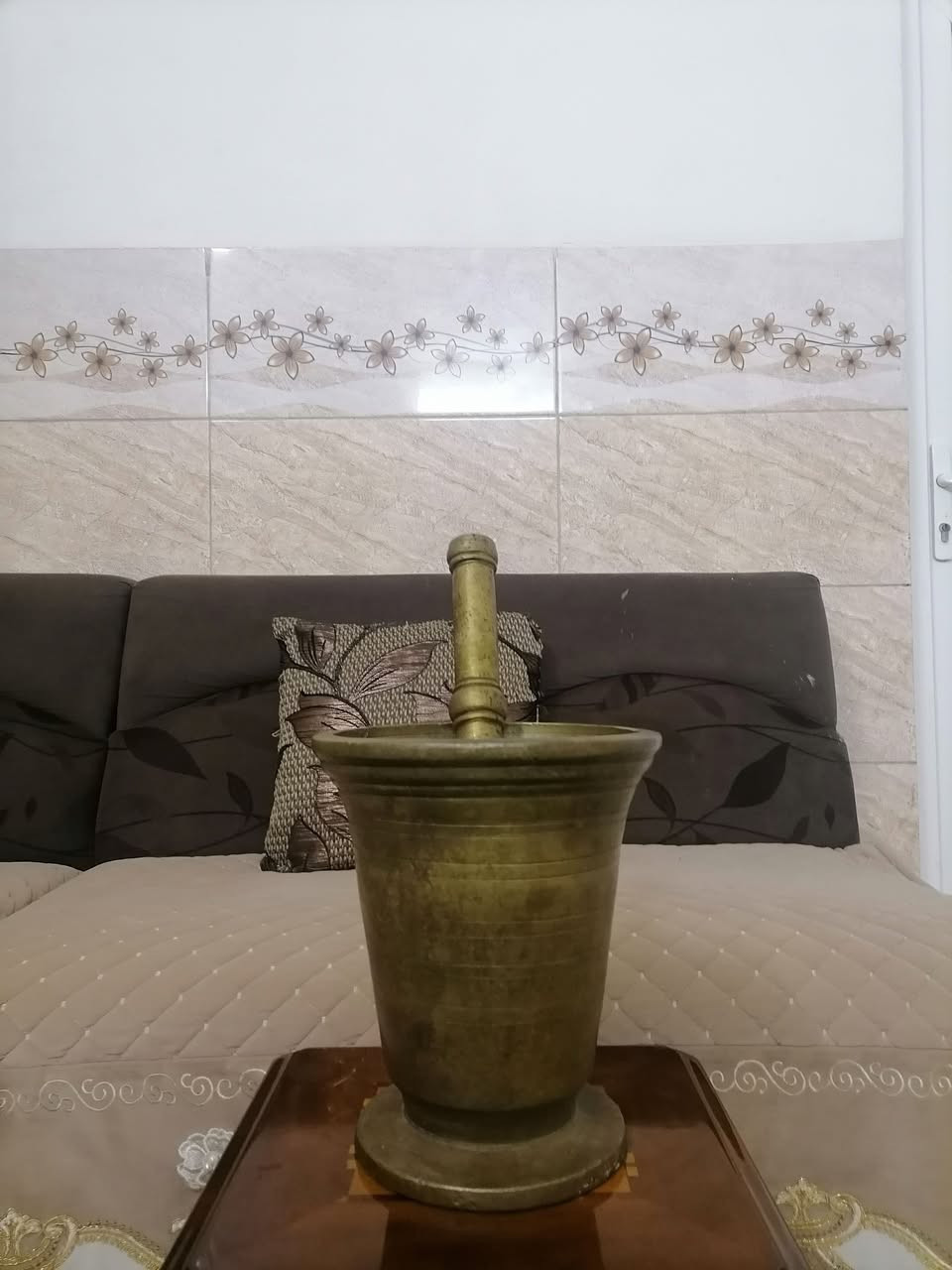 السلام عليكم ورحمة الله وبركاته جبنالكم تحفه فنيه من اندر النوادر هاون بغدادي امخدد ارتفاع ٢٤ وا ربع امخدد داخل وا خارج وا ارتفاع اليدا ٣٧ الوزن ثقيل هاون رقم واحد للبيع السعر خاص مكان موصل وا لا يوجد لدي توصيل وهذا رقمي *********** موجود واتساب علا هذا الرقم
