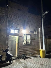 بيت للبيع المساحه 60م البيت عكاده بس نضيف يحتوي على 3 غرف نوم وصاله وم...