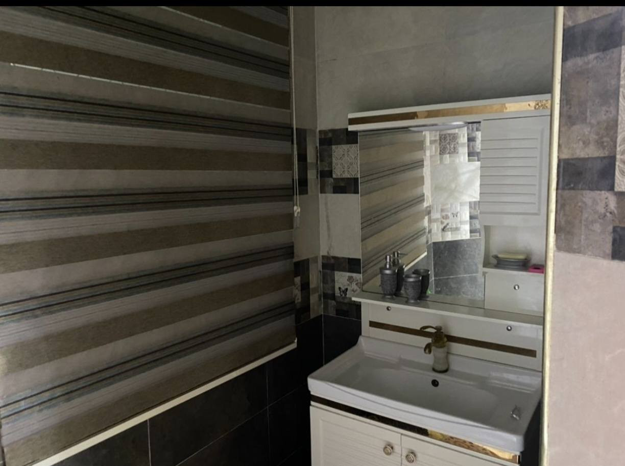 بيت للبيع المساحة 200 متر  الموقع جيد  الجربوعية الأولى قرب المستوصف الصحي وجهة جسر المستشفى العام 
البيت بناء 2021 يتكون من غرفتين وصالة وبراني ومطبخ وصحيات عدد 2  ديكورات كاملة بناء درجة أولى السعر جيد وعلى الخاص للاتصال ***********..
