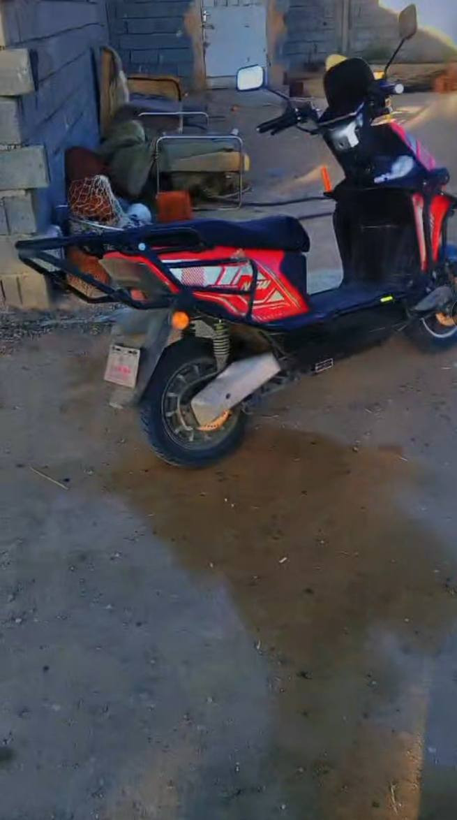 موطور لل بيع موطور بي دعمه من كدام و الماشه بيه طعجه شويه تتصلح السعر 700 وبي مجال قليل ول باقي عل فحص الرقم ***********.
