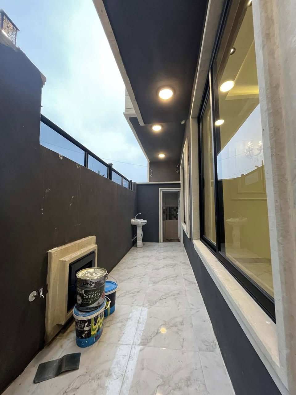 🏡 دار للبيع في حي السماح – الأساتذة  

🔹 المساحة: 160 متر  
🔹 الواجهة: 11 متر  
🔹 البناء: حديث – سند طابو زهور (شرط تحويل)  
🔹 مكوّن من طابقين  

الطابق الأرضي:  
كراج + هول + استقبال + مطبخ + غرفتين نوم (سويت) + صحيات  

الطابق الثاني:  
4 غرف نوم (منها غرفة سويت) + هول + صحيات + بيتونة + سطح كاشي  

📞 للاستفسار والاتصال:  
***********  
***********  

📍 عنوان المكتب: حي البكر سايدين الكنيسة مجاور معهد النجاح  
عقارات أرض الملوك
