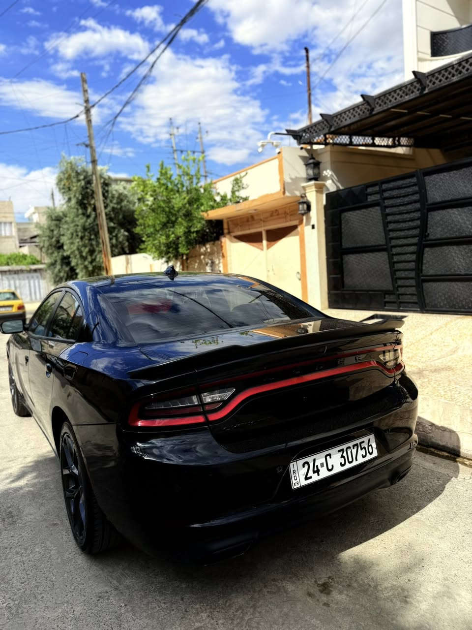 دوج جارجر 2023 last coll لون اسود سياره كلش احلا من الصور عل ايدي من امريكا 
موصفات ويل 20 ويا تخم تاير قبل شهر ونص شديته 
لايت زنون مع كشافات بلاجكتور 
كشن حضن 
شاشه كبيره +ابل كار ابلي + أندرويد 
كأمره 
حساس خلفي 
سماعات الباين 
السياره ماشيه 16000 الف  
محرك كير كفاله عامه 
مكينه 3600 
للتواصل عل خاص او ***********
