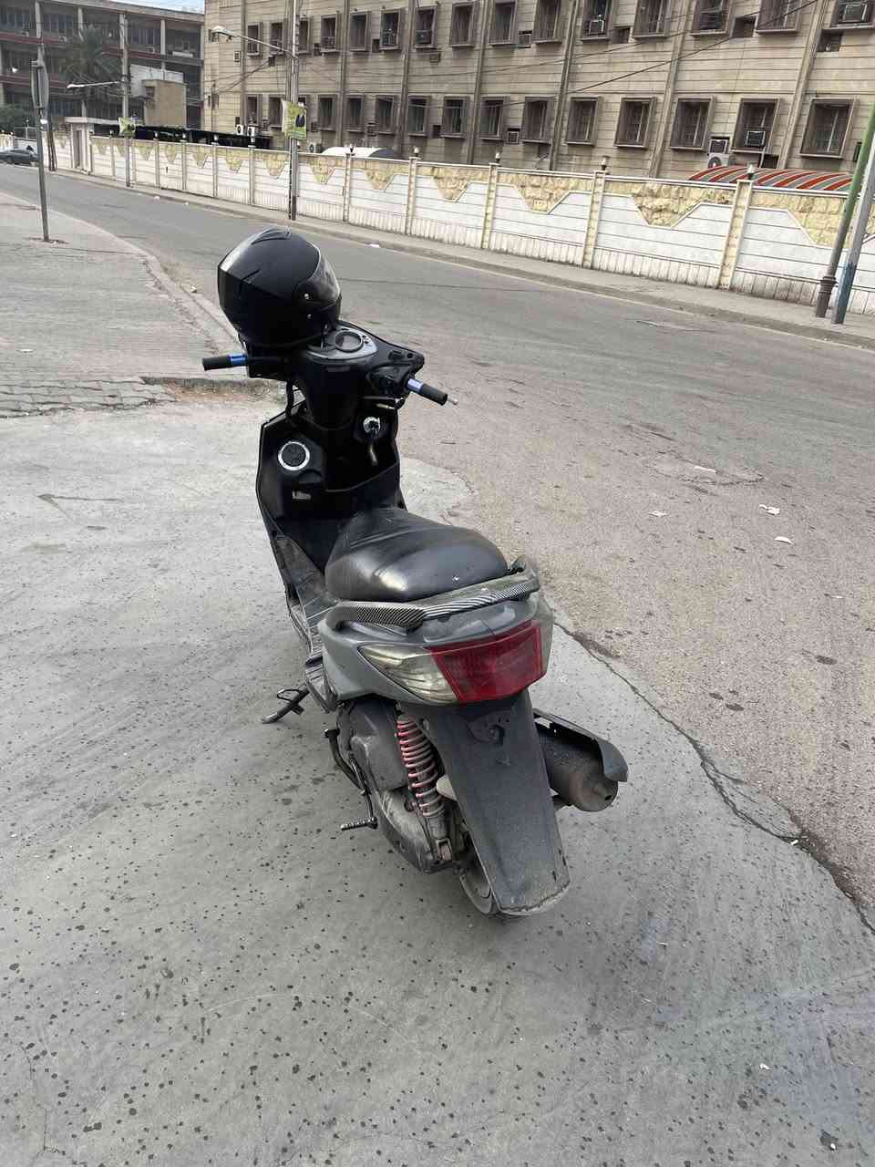 السلام عليكم 
للبيع او مراوس بـ ماكس اريد مكينه مامفتوحة ، 
سكنس فحل كابريتر الدراجة نظيفة شلعة ومعدل يخبل كلشي شغال كهربائيات نكرة سلف بكل وقت 
وبيها كلج خلفي رياضي اصلي CKG والمايعرفه يبحث عنه ، بيها بعض الخدوش وتتكحل وتحياتي الكم .
*********** واتساب او خاص اتفضلوا .
مكاني بغداد الكرادة .
