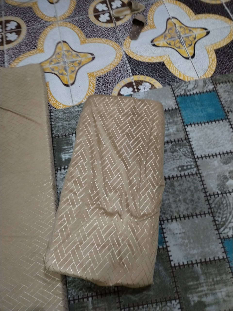 كعدة عربية للبيع وياهن تلبيسة لارضيات 5 الطول مترتين   االتجيات العضهر 9 زواية 2 التكيات عدد 6 السعر 200 وبيهن مجال العنوان البصرة دور المحاربين الرقم ***********
